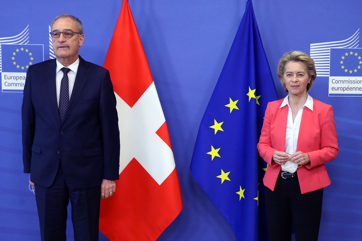 epa09154269 European Commission President Ursula Von der Leyen (R) and Swiss President Guy Parmelin pose prior to a meeting at the European Commission building in Brussels, Belgium, 23 April 2021. EPA ...