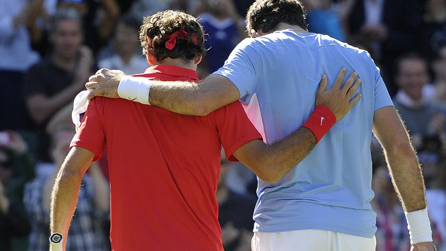 Switzerland&#039;s Roger Federer, left, and Argentina&#039;s Juan Martin Del Potro, right, leave the court after the men&#039;s semifinal singles match during the London 2012 Olympic Games Tennis comp ...