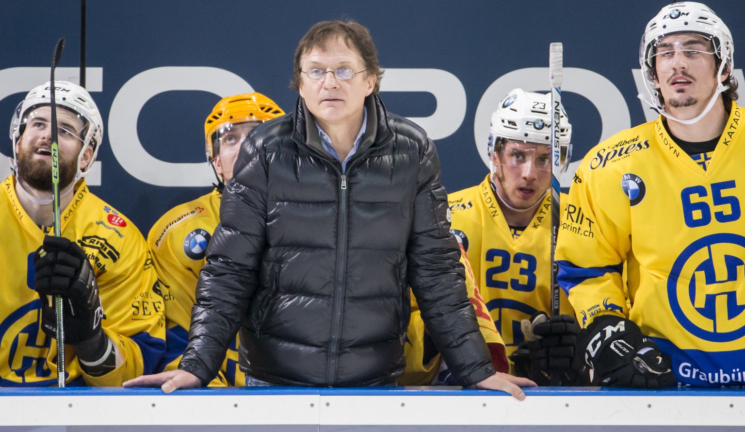 DavosÕ Cheftrainer Arno Del Curto waehrend dem Eishockey-Meisterschaftsspiel der National League A zwischen dem EV Zug und dem HC Davos am Samstag, 4. Februar 2017, in der Bossard Arena in Zug. (KEYST ...