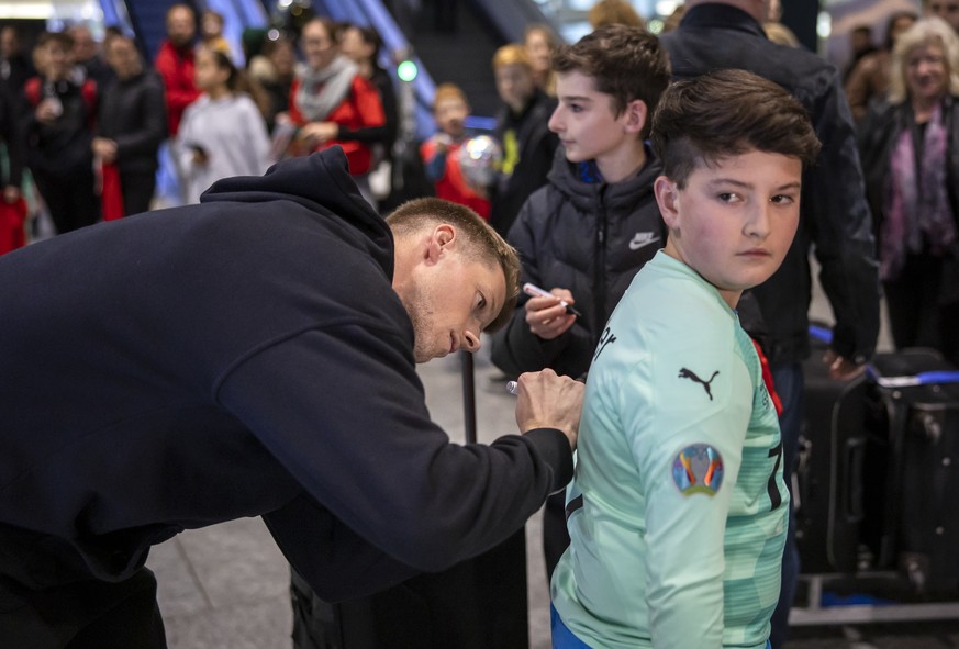 Der Spieler Jonas Omlin der Schweizer Fussball Nationalmannschaft gibt Autogramme bei der Ankunft nach dem Ausscheiden von der FIFA Fussball-Weltmeisterschaft 2022 in Katar (FIFA World Cup Qatar 2022) ...