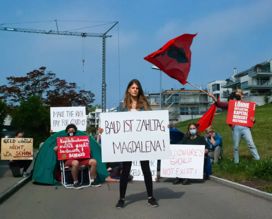 Im September 2020 versammelten sich Juso-Mitglieder zusammen mit ihrer Präsidentin Ronja Jansen vor der Villa der SVP-Nationalrätin Magdalena Martullo-Blocher.