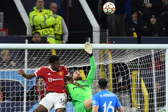 epa09827364 Atletico&#039;s goalkeeper Jan Oblak (C) in action against Manchester United&#039;s Anthony Elanga (L) during the UEFA Champions League round of 16, second leg soccer match between Manches ...