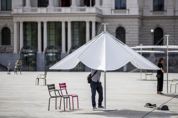 Die Stadt Zuerich testet fuer zwei Monate den Einsatz von Sonnenschirmen auf dem Sechselaeutenplatz am Freitag 4. August 2017 in Zuerich. (KEYSTONE/Christian Merz)