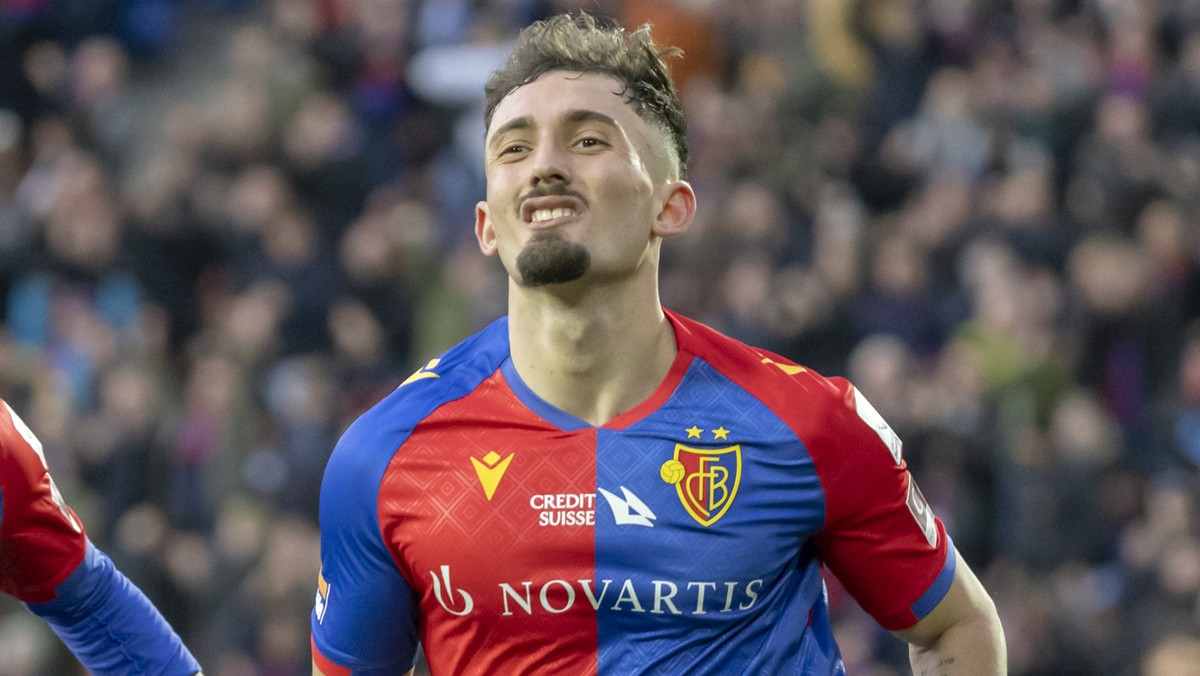CAPTION CORRECTION:.Basels Jean-Kevin Augustin, links, und Andi Zeqiri, rechts, jubeln ueber dessen 1:1 im Fussball Meisterschaftsspiel der Super League zwischen dem FC Basel 1893 und dem FC St. Galle ...