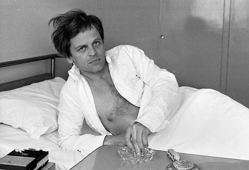 Der Schauspieler Klaus Kinski liegt im Bett eines Krankenhauses in Rom am 25. Mai 1967. Er kurierte dort Verletzungen, die er sich am Vortag durch einen Reitunfall waehrend der Dreharbeiten zu einem W ...
