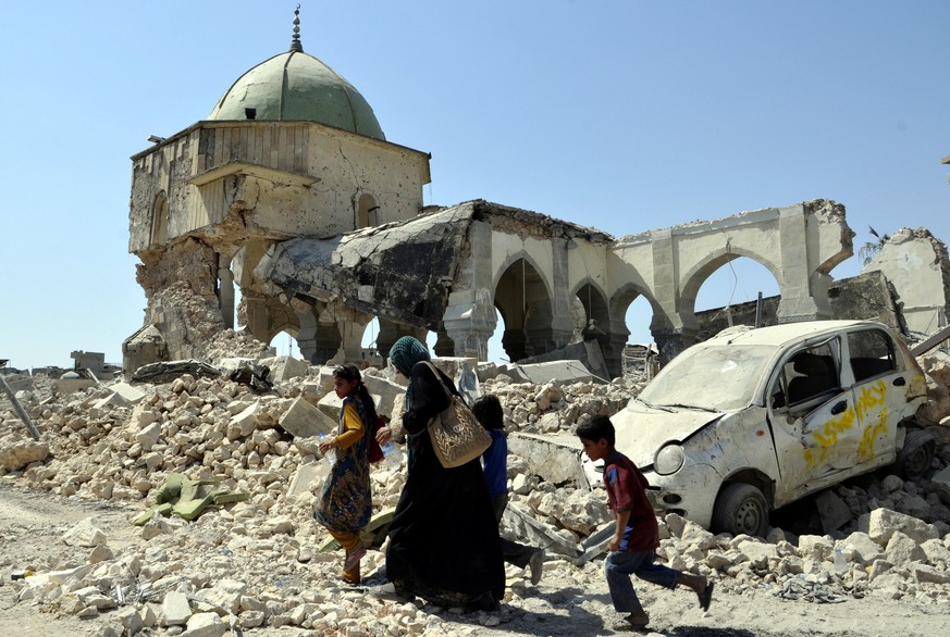 epaselect epa06070048 Iraqi displaced people flee their houses due to the fighting between Iraqi forces and Islamic state group (IS) at an old city area, western Mosul, Iraq, 05 July 2017 (Issued 06 J ...