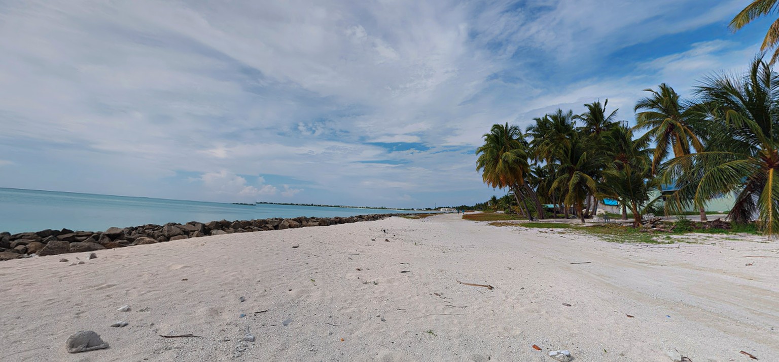 Einer der Strände von Dhidhdhoo auf den Malediven.