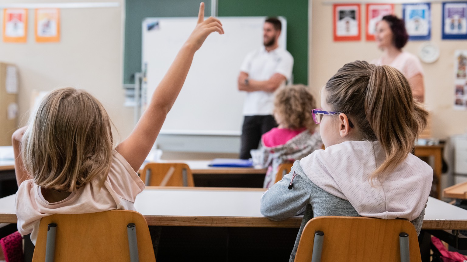 Schuelerinnen und Schueler an ihrem ersten Schultag nach den Ferien, an einer Primarschule in Chiasso, am Montag, 31. August 2020. Fuer die Schueler bis 12 Jahre besteht im Kanton Tessin keine Maskenp ...