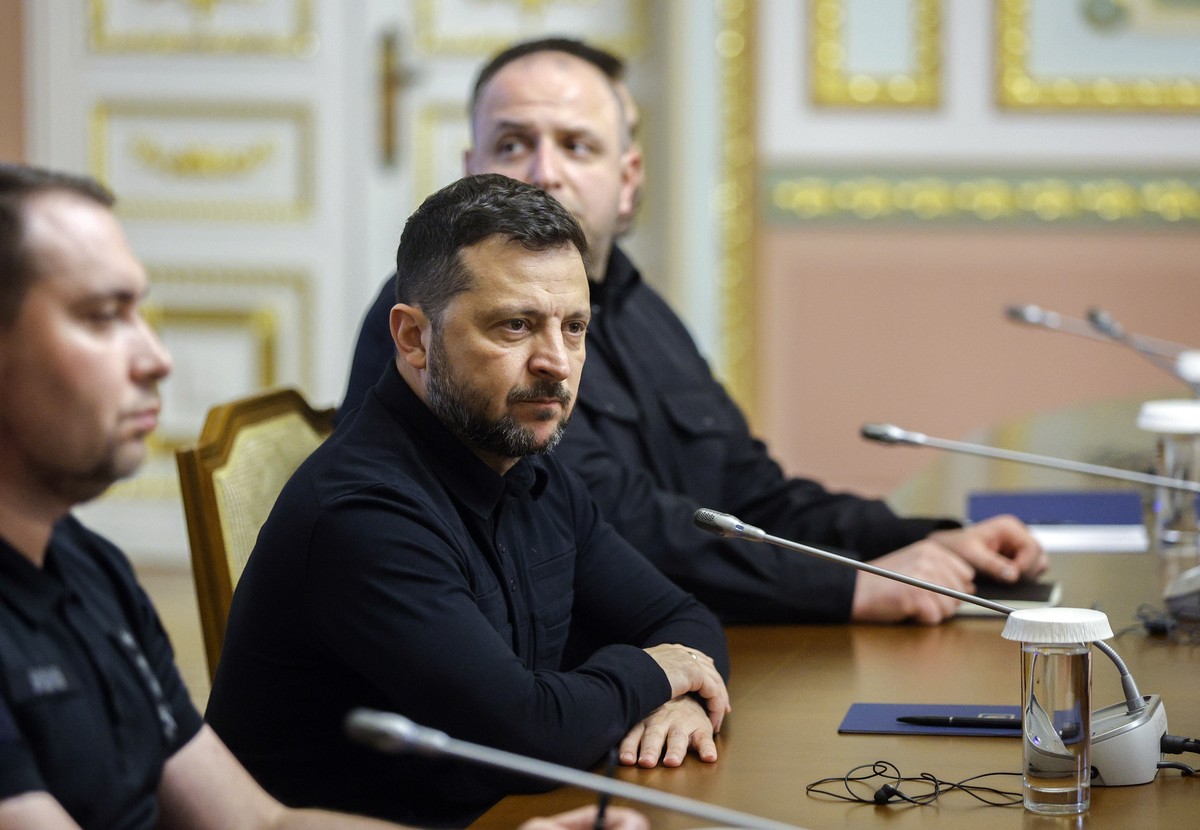 epa13217940 Ukrainian President Volodymyr Zelensky attends a meeting with US Special Envoys for Peace, Steve Witkoff and Jared Kushner (not pictured) at the Mariinsky Palace in Kyiv, Ukraine, 06 Septe ...