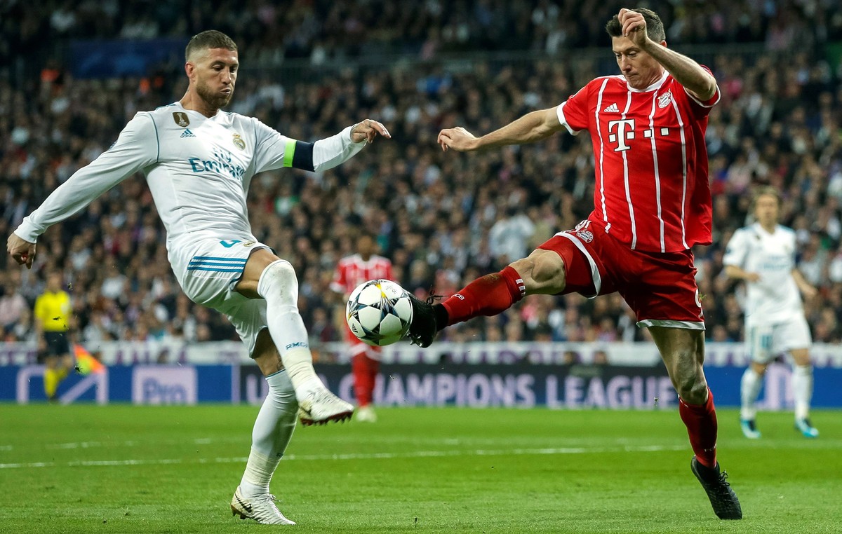 epa06705384 Bayern Munich's Robert Lewandowski (C) and Real Madrid's Sergio Ramos (L) in actionduring the UEFA Champions League semi finals second leg match between Real Madrid and Bayern Mu ...