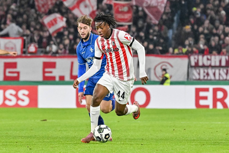 Killian Corredor SV Darmstadt 98, 34, Johan Manzambi SC Freiburg, 44 am Ball. GER, SC Freiburg - SV Darmstadt 98, Fussball, DFB Pokal, Achtelfinale, Spielzeit 2025/2026, 03.12.2025 DFB REGULATIONS PRO ...