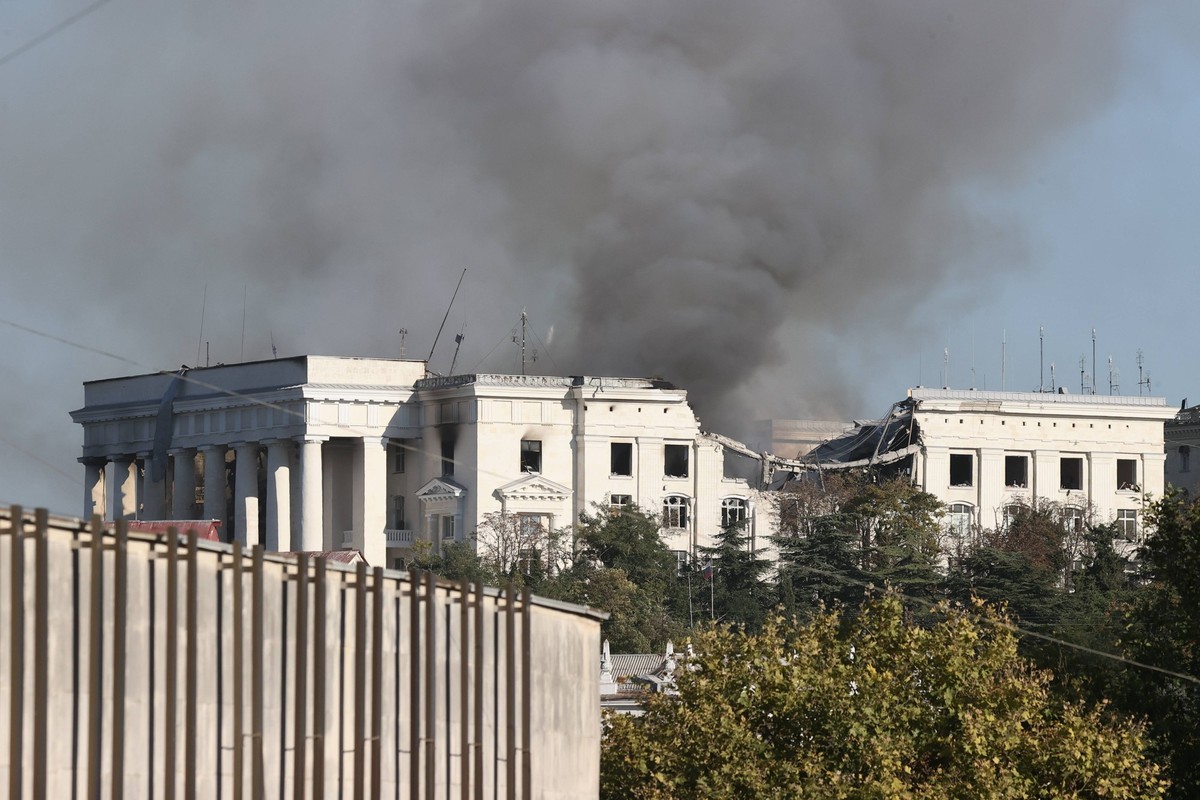 Russia: Sevastopol after Ukrainian attack on Russian Black Sea Fleet headquarters RUSSIA, SEVASTOPOL - SEPTEMBER 22, 2023: Smoke over the Russian Black Sea Fleet headquarters after a Ukrainian missile ...
