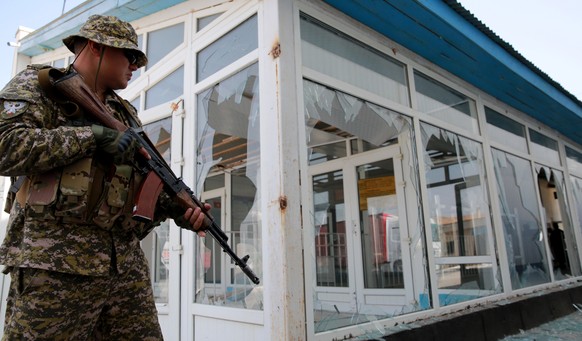 epa10193769 Kyrgyz soldiers on the Kyrgyz-Tajik border at the Kyzyl-Bel outpost, 1000 km from Bishkek, Kyrgyzstan, 19 September 2022. Tajikistan and Kyrgyzstan have begun armed clashes that are taking ...