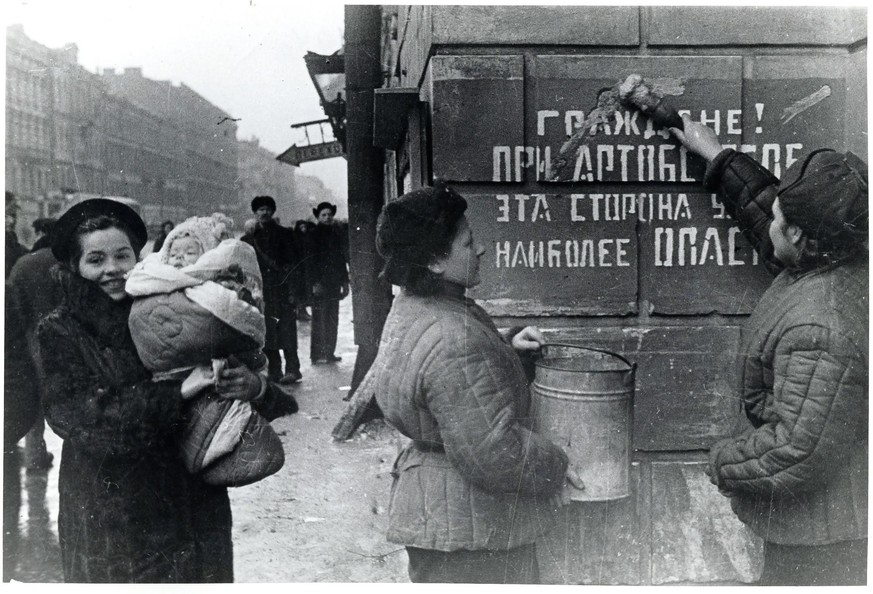 Der Schriftzug: «Bürger! Hier ist es bei Bombenangriffen höchst gefährlich», wird übermalt, der Krieg ist vorbei, Leningrad, nach Ende der Blockade Ende Januar 1944.