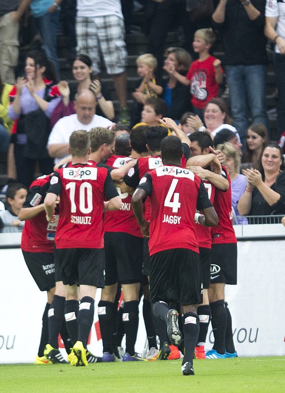 Die Spieler des FC Aarau feiern einen Treffer beim Fussball Meisterschaftsspiel der Super League zwischen dem FC Aarau und dem FC Vaduz am Mittwoch, 6. August 2014, auf dem Bruegglifeld in Aarau. (KEY ...