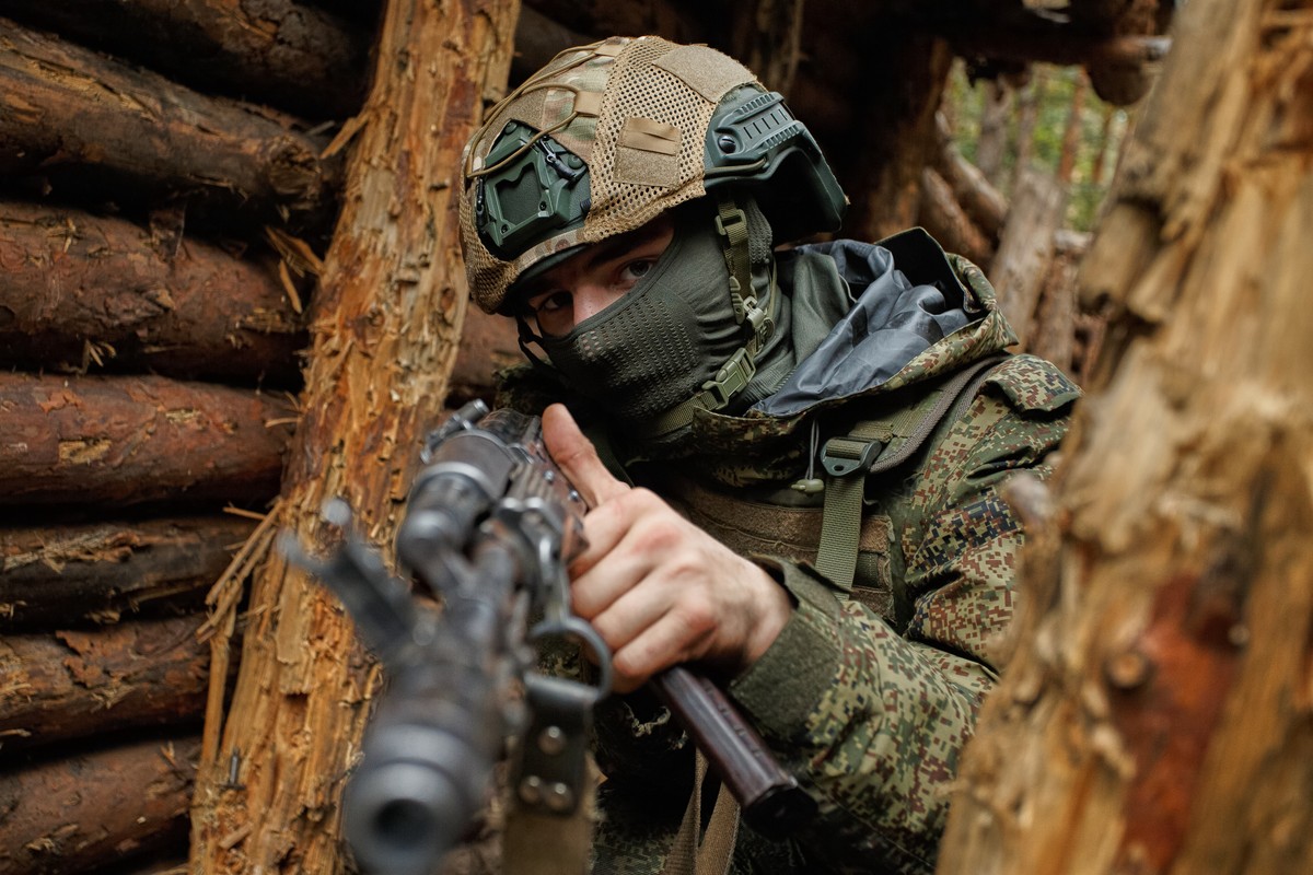 In this photo taken and distributed by Russian Defense Ministry Press Service on Monday, Oct. 6, 2025, a Russian soldier attends a combat training at one of the training grounds of the Moscow Military ...