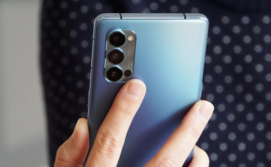 Testbericht: Das Oppo Reno 4 Pro 5G in Blau.