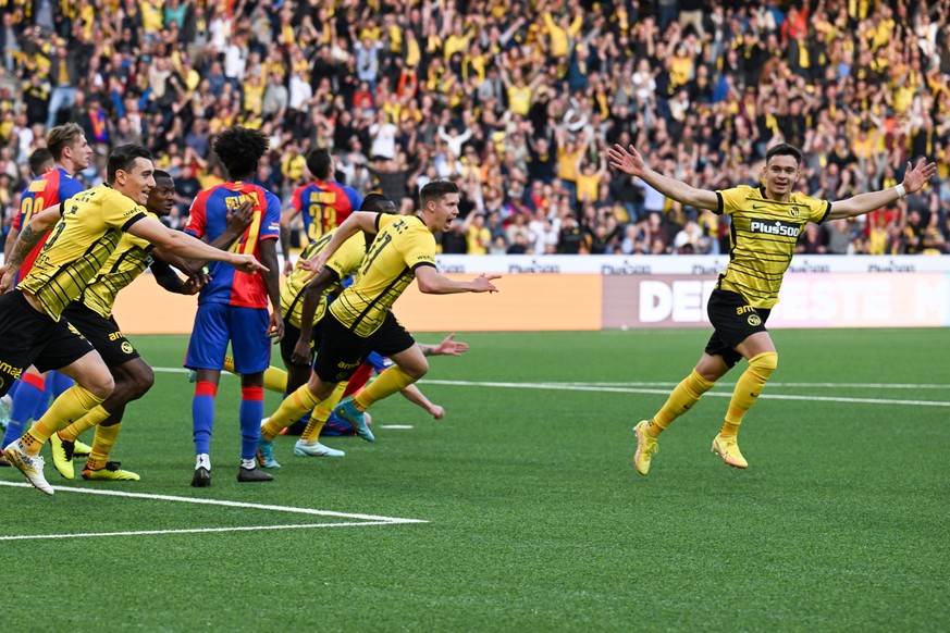 YBs Cedric Zesiger, Cedric Itten und Fabian Rieder, von links, feiern den Treffer zum 1-0 im Fussball Meisterschaftsspiel der Super League zwischen den Berner Young Boys und dem FC Basel, am Sonntag,  ...