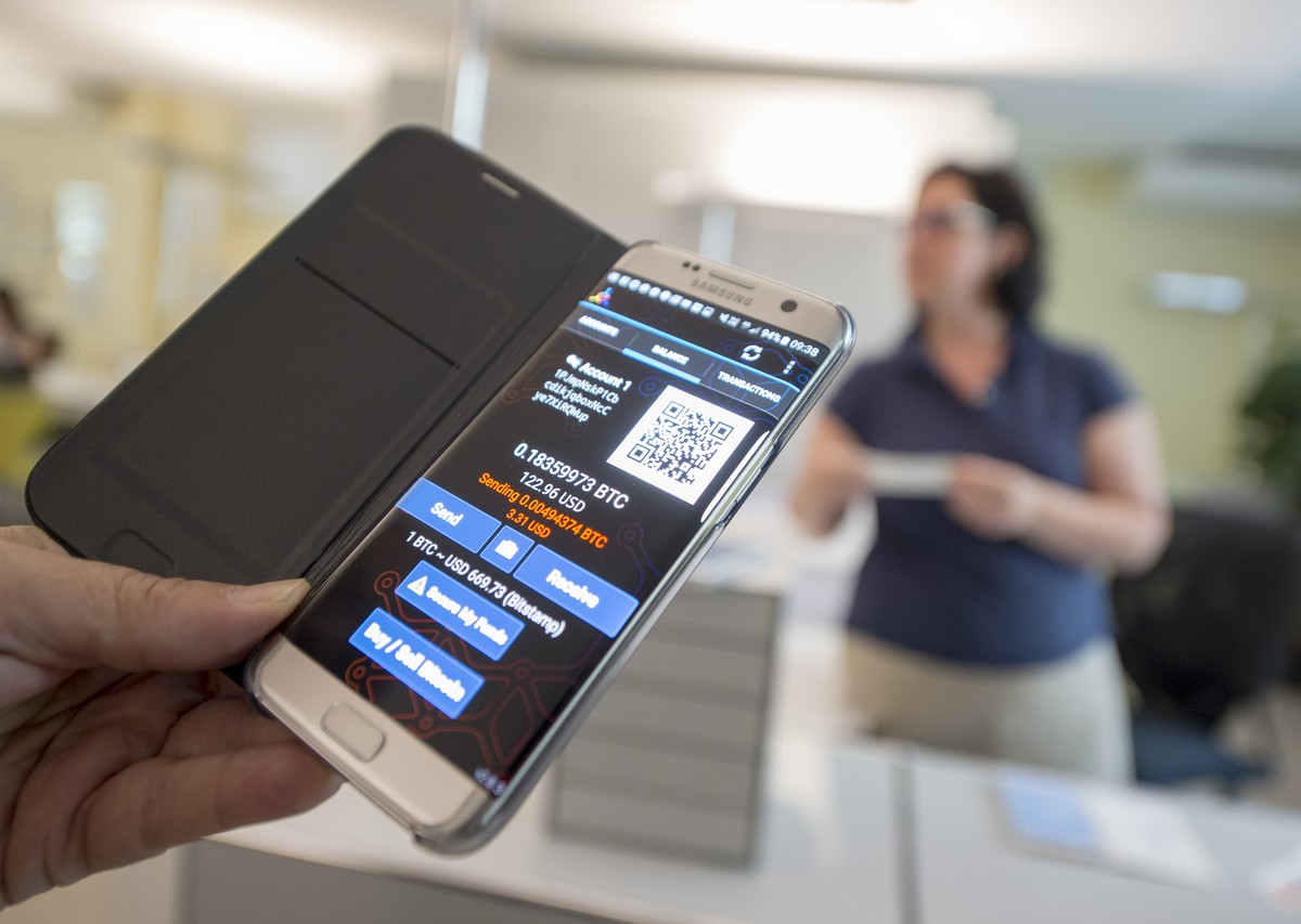 Der Bitcoin Code auf einem Tablet des Kunden, welches bei einer Bitcoin Transaktion verwendet wird, anlaesslich der ersten Bitcoin Transaktion in einer Stadtverwaltung am Freitag, 1. Juli 2016, in der ...