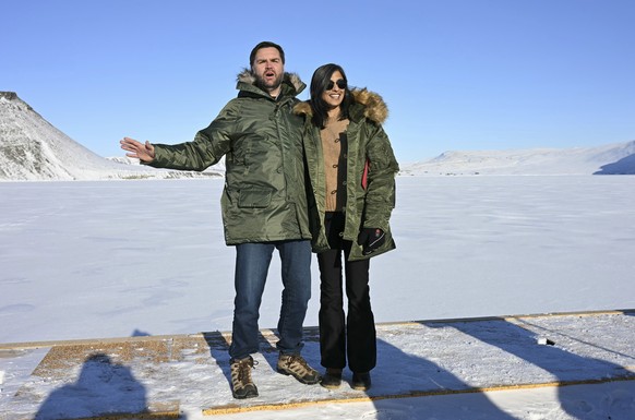 KEYPIX - Vice President JD Vance, left, and second lady Usha Vance pose during a tour of Pituffik Space Base, Friday, March 28, 2025, in Greenland. (KEYSTONE/Jim Watson/Pool via AP)