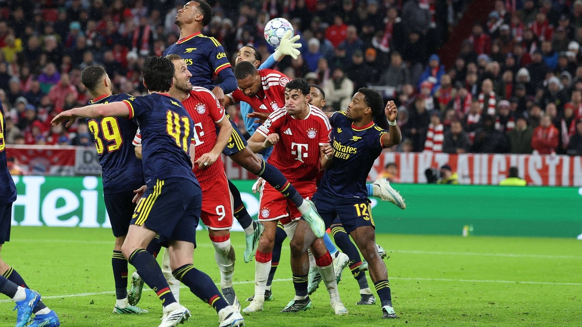 im Zweikampf, Aktion, mit Bruno Guimaraes 39 FC Arsenal London, Declan Rice 41 FC Arsenal London, a6, Harry Kane 9 FC Bayern Muenchen, Jonathan Tah 4 FC Bayern Muenchen, Alexandar Pavlovic 45 FC Bayer ...