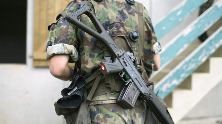 Schweizer Sturmgewehr – es bleibt am Rücken.<br data-editable="remove">