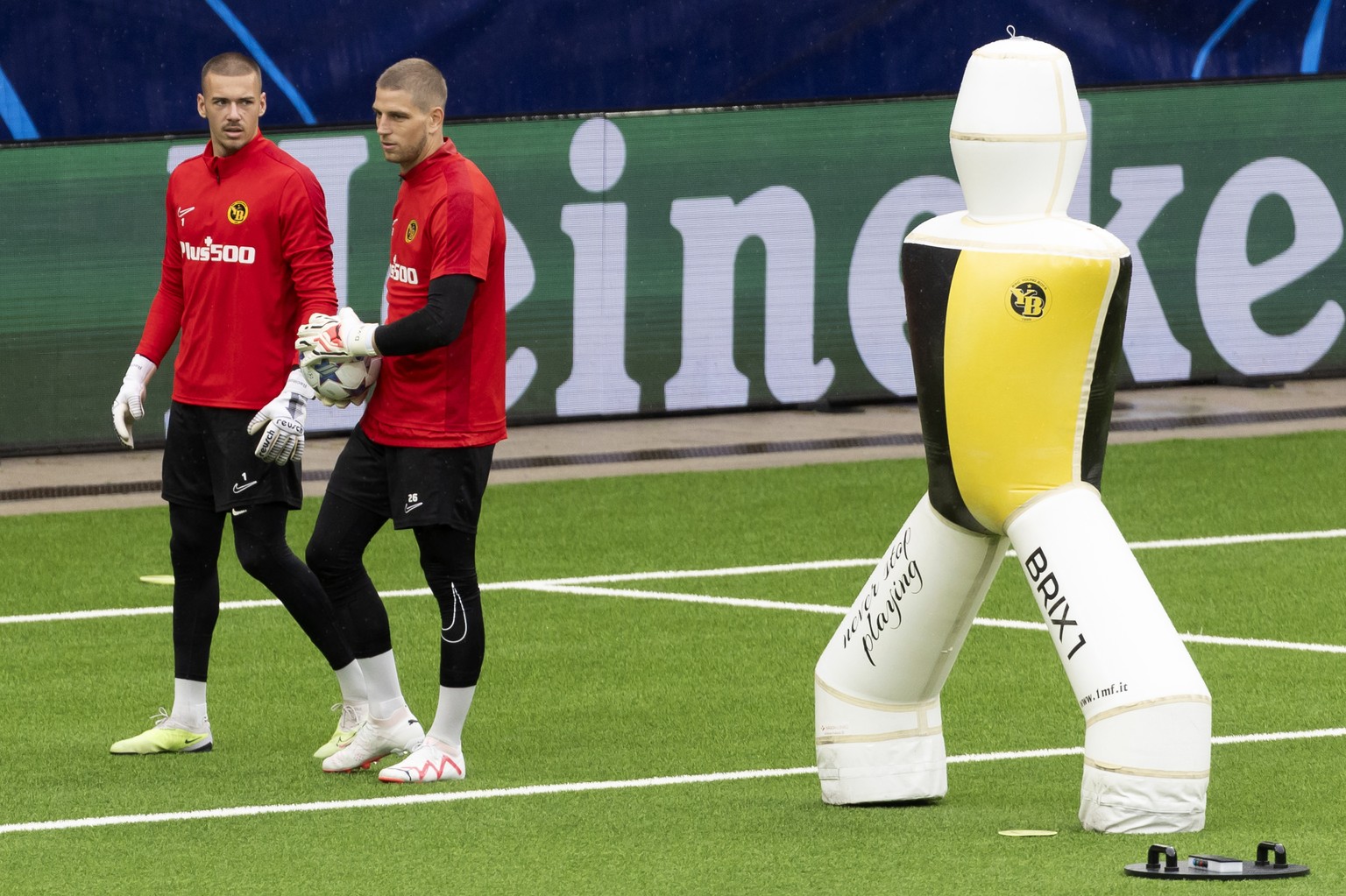 YB&#039;s goalkeepers Anthony Racioppi, left, and David von Ballmoos during a training session at the Wankdorf stadium in Bern, Switzerland, Monday, September 18, 2023. BSC Young Boys will face RB Lei ...