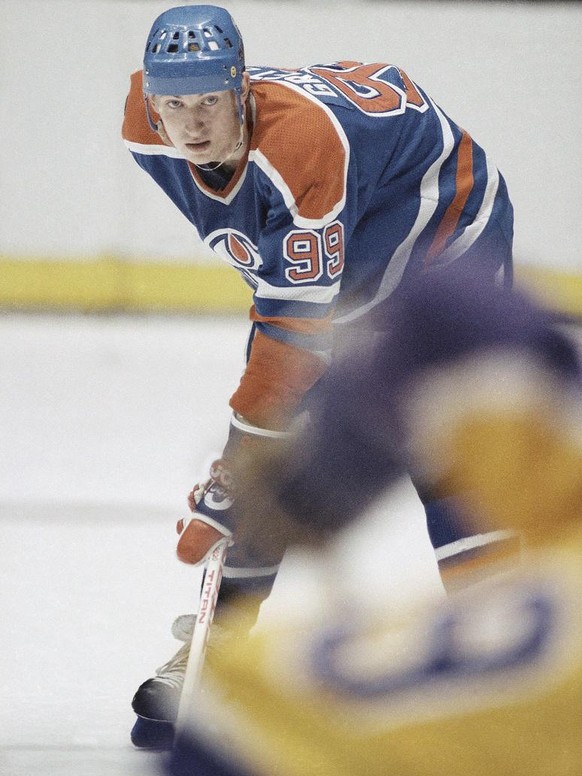 Wayne Gretzky of the Edmonton Oilers in action, 1982. (AP Photo)