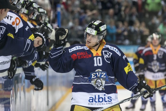 Lammer feiert mit seinen Kollegen das 1:0.