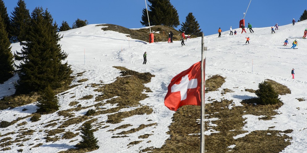 In vielen Skigebieten in mittleren Lagen hat es aktuell wenig Schnee.