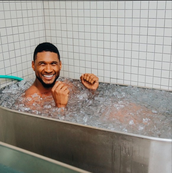 Usher in einer Badewanne randvoll mit Eis. Warum er da drin sitzt, weiss man nicht, gesund sieht er aber aus.