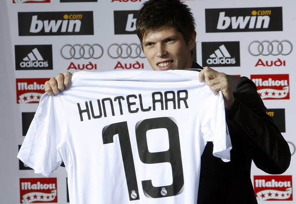 Bei der Trikotpräsentation ist Huntelaar noch guten Mutes.