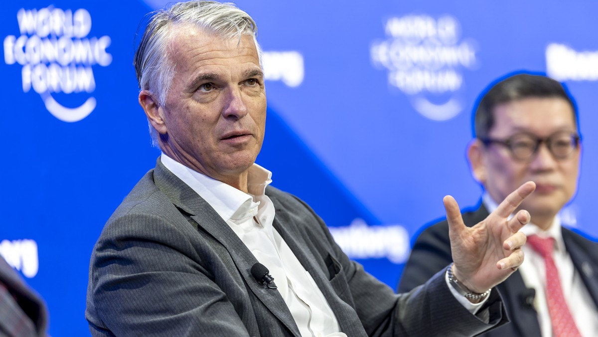 epa11844389 Group Chief Executive Officer of UBS Sergio P. Ermotti (L) and Chief Executive Officer of GIC Singapore Lim Chow-Kiat attend a panel session during the 55th annual meeting of the World Eco ...