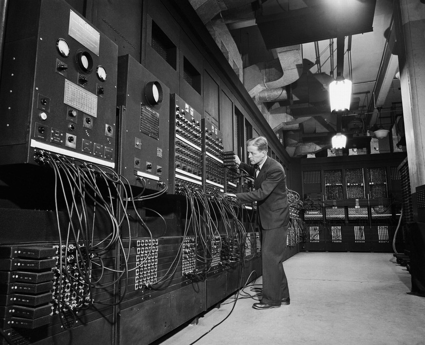 Der Physiker John William Mauchly, 1947, vor dem Eniac I, der 27 Tonnen wog.