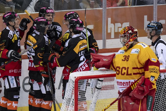 BernsSpieler jubeln hinter Langnaus Torhueter Stephane Charlin im Eishockey Spiel der National League zwischen dem SC Bern und den SCL Tigers, am Freitag 22. September 2023, in der PostFinance Arena i ...