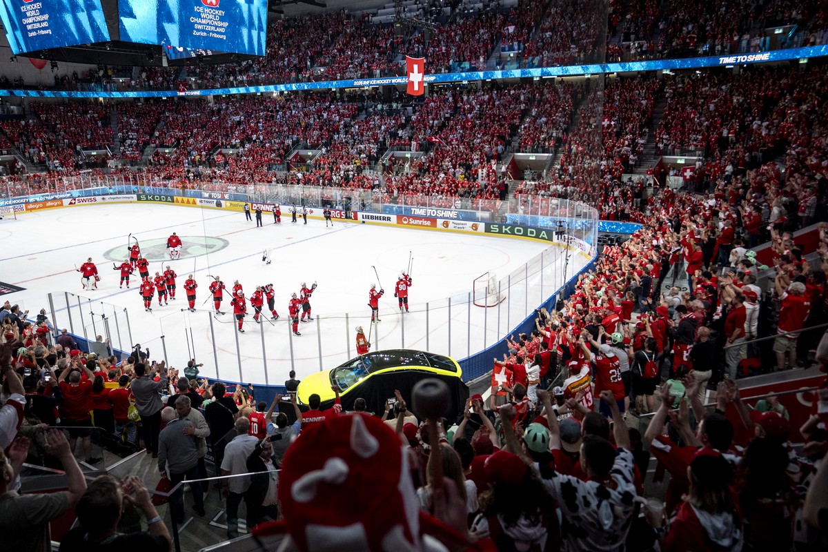 The Swiss team celebrates with fans after the 2026 IIHF Men's Ice Hockey World Championship Quarterfinal game between Switzerland and Sweden, at the Swiss Life Arena ice hockey stadium, in Zurich ...