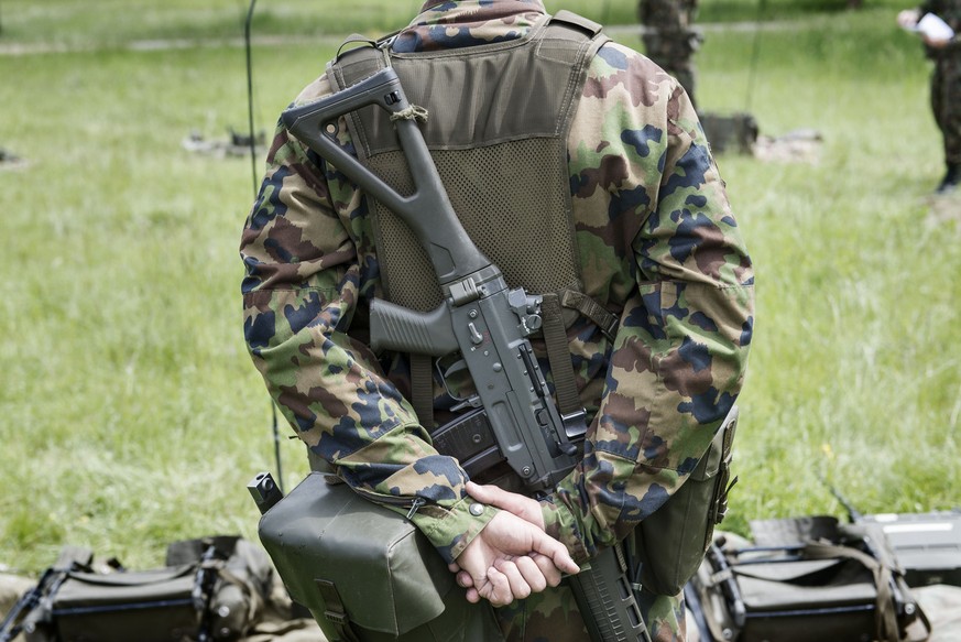 An infantry recruit folds his arms behind his back, pictured on May 17, 2013, in the infantry recruit school of the Swiss army in Colombier, canton of Neuchatel, Switzerland. (KEYSTONE/Christian Beutl ...