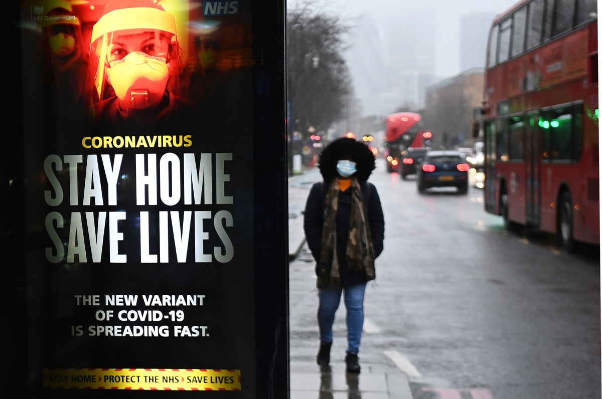 epa08934731 A public health notice to 'stay home' at a bus stop in London, Britain, 13 January 2021. Britain's national health service (NHS) is coming under sever pressure as Covid-19 h ...