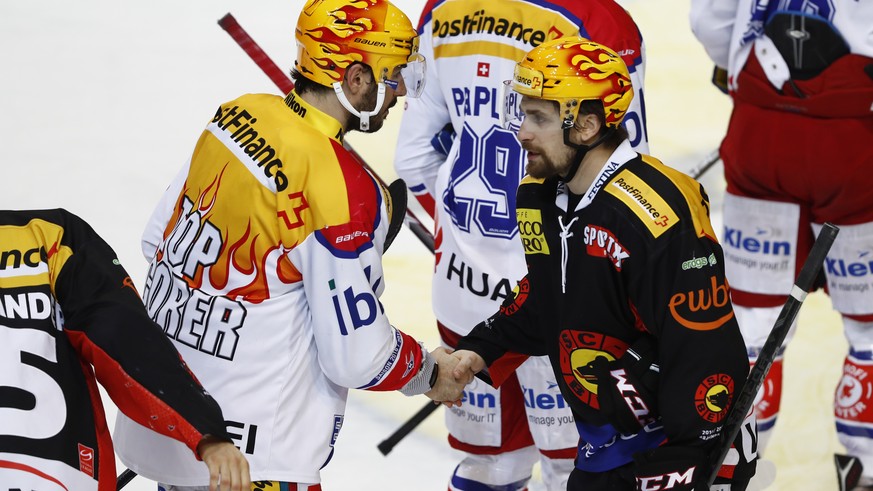 Berns Topscorer Mark Arcobello, rechts, und Klotens Topscorer Denis Hollenstein geben sich die Hand nach dem Eishockey Meisterschaftsspiel der National League A zwischen dem SC Bern und dem EHC Kloten ...