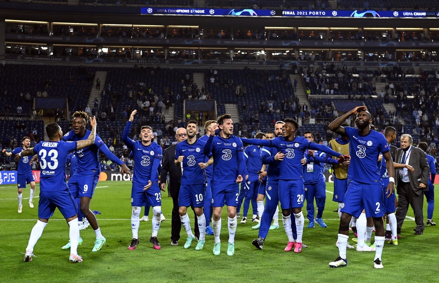 epa09235974 Players of Chelsea celebrate after winning the UEFA Champions League final between Manchester City and Chelsea FC in Porto, Portugal, 29 May 2021. EPA/Pierre-Philippe Marcou / POOL