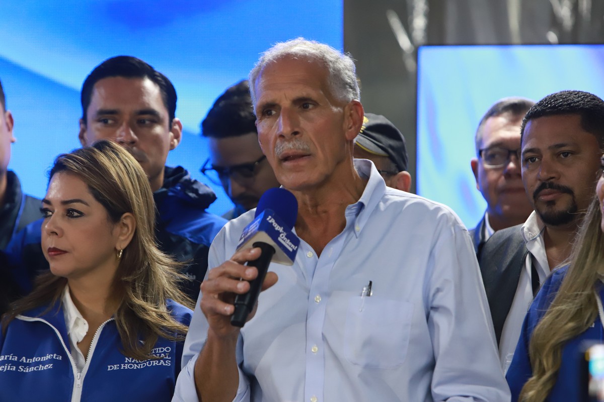 epa12561314 Honduran presidential candidate for the National Party, Nasry Asfura (C), speaks during an election day event in Tegucigalpa, Honduras, 30 November 20225. Asfura, whom US President Donald  ...