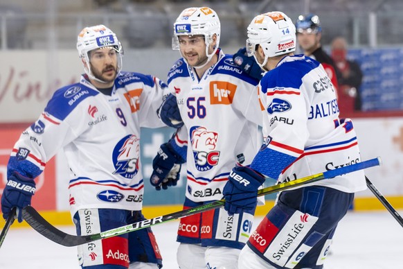 ZSC Lions Garrett Roe, Maxim Noreau, Chris Baltisberger, von links, jubeln, waehrend dem Meisterschaftsspiel der National League zwischen dem EHC Biel und den ZSC Lions, am Samstag 17. Oktober 2020 in ...