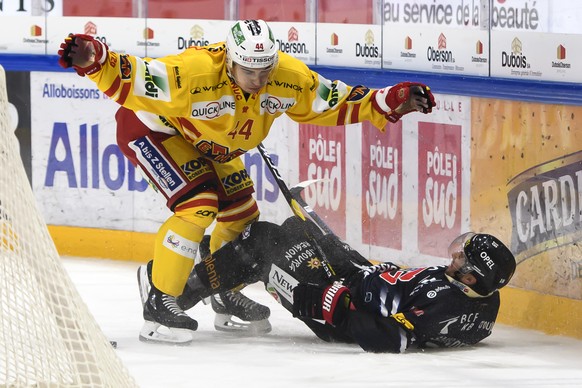 Biels Samuel Kreis, links, und Fribourgs Ryan Gunderson, rechts, kaempfen um den Puck, beim Eishockey Meisterschaftsspiel der National League A zwischen den HC Fribourg Gotteron und dem EHC Biel, am F ...