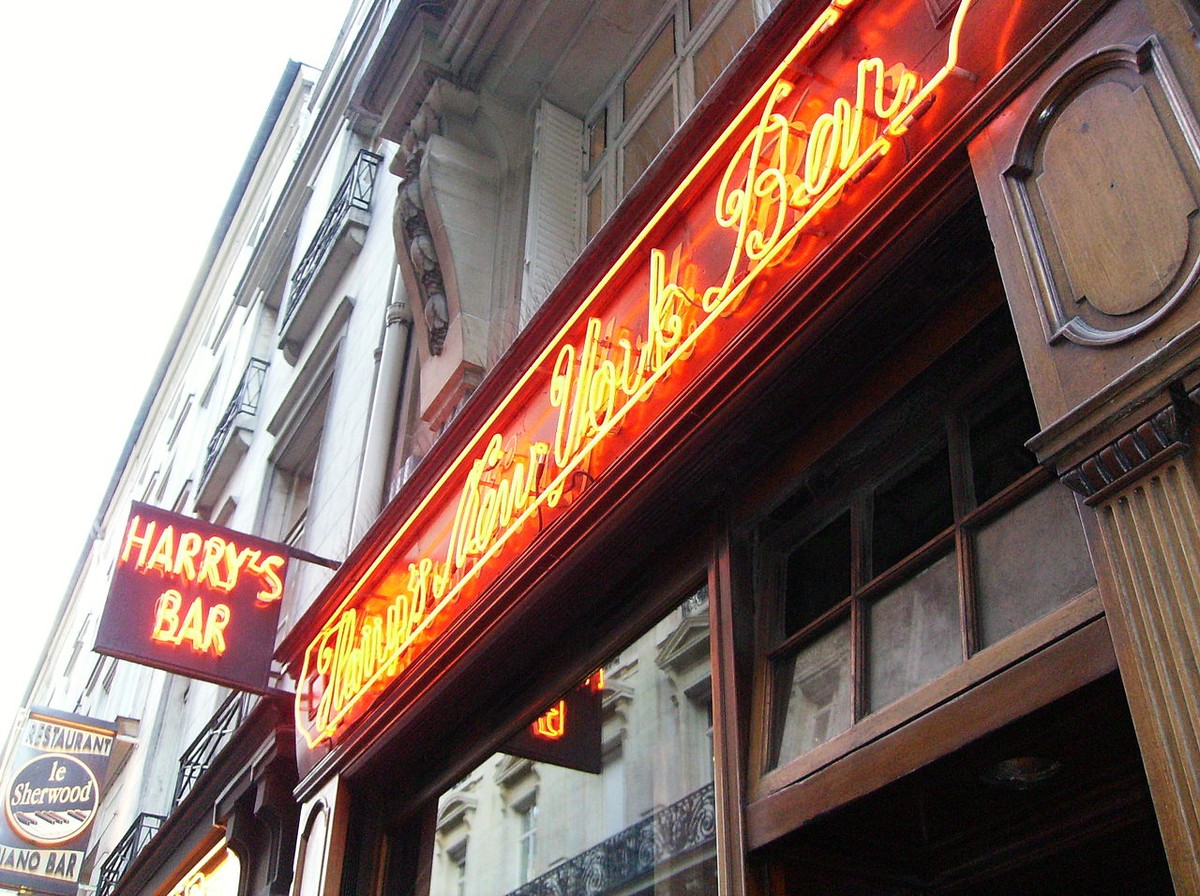 harry's new york bar paris bloody mary french 75 hemingway trinken bars nightlife https://en.wikipedia.org/wiki/Harry%27s_New_York_Bar#/media/File:HarrysNewYorkBar_Neon.JPG