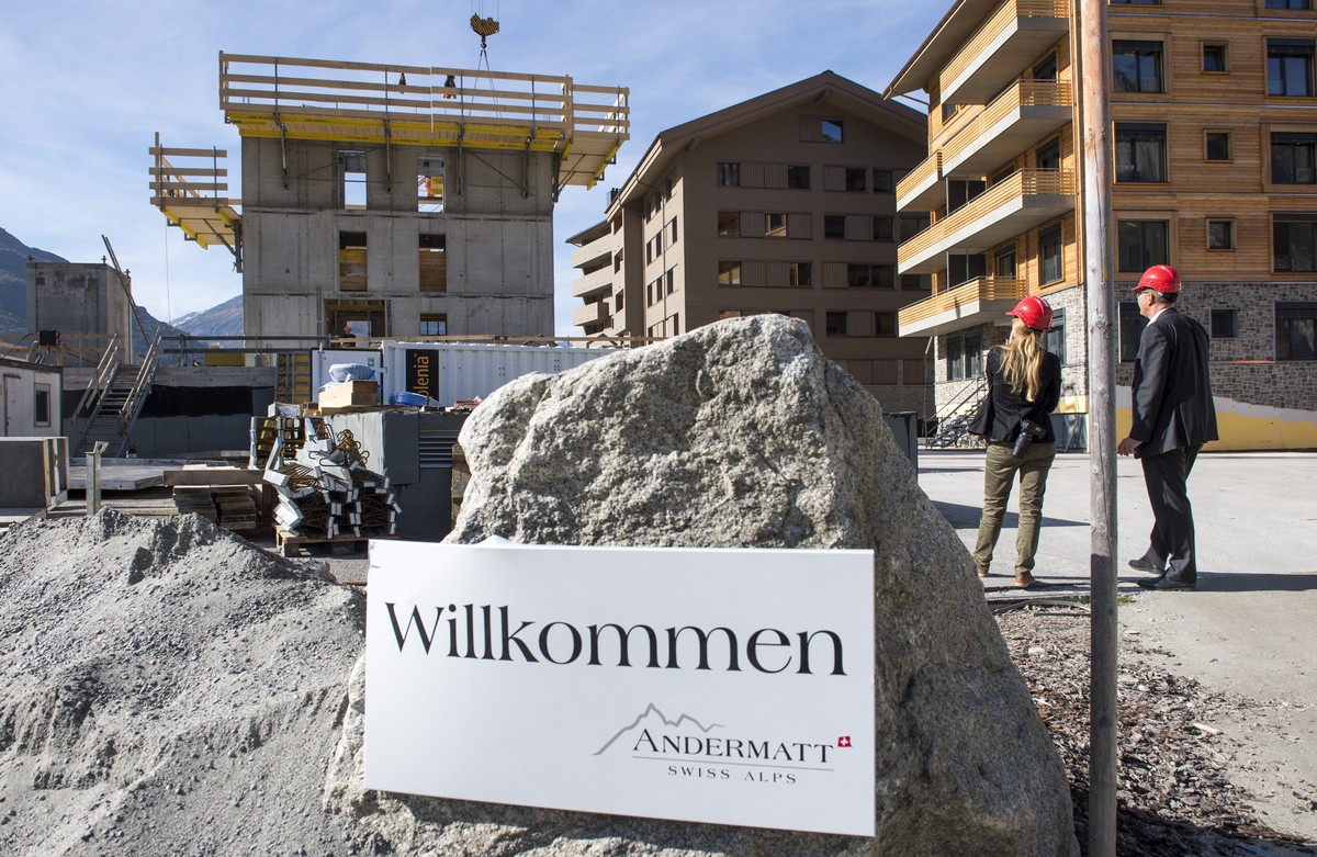 Baustart des neuen Apartmenthauses "Biber" der Andermatt Swiss Alps, am Freitag, 3. Oktober 2014, in Andermatt. Mit dem Apartmenthaus "Biber" entwirft Andermatt Swiss Alps voll bew ...