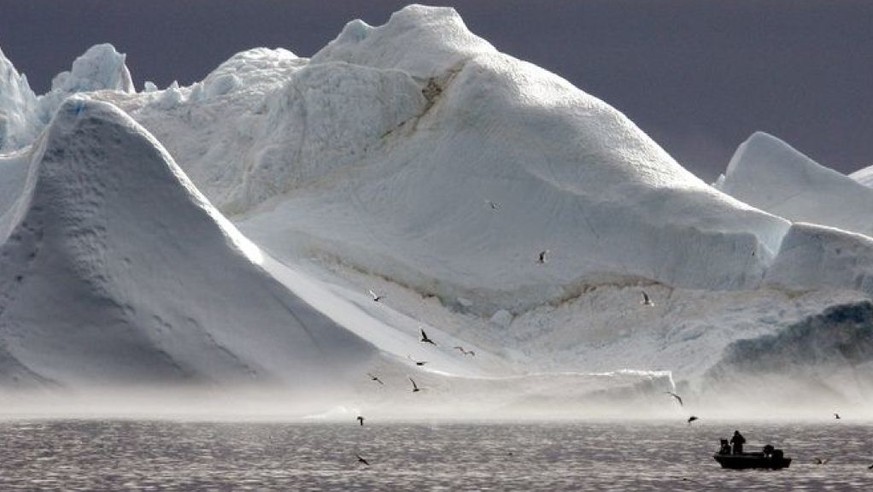 Das warme Wetter hat letztes Jahr in Grönland mehr Eis schmelzen lassen als prophezeit. Der Meeresspiegel weltweit sank um zwei Millimeter. Das scheint nicht viel, aber mit der Zeit machts was aus. (A ...