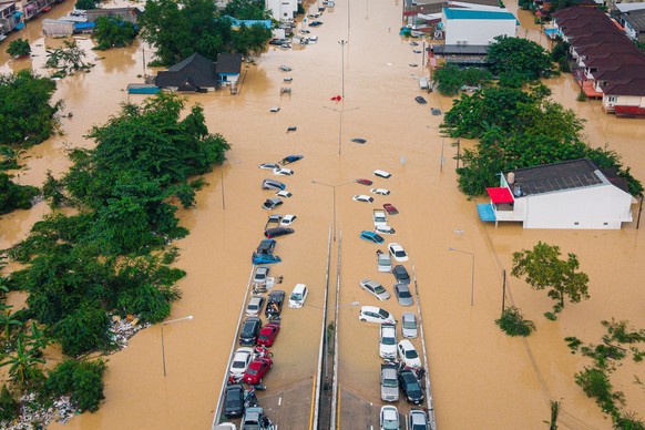 KEYPIX - Cars and houses are submerged in floodwaters in Songkhla province, southern Thailand, Wednesday, Nov. 26, 2025. (KEYSTONE/AP Photo/Arnun Chonmahatrakool)