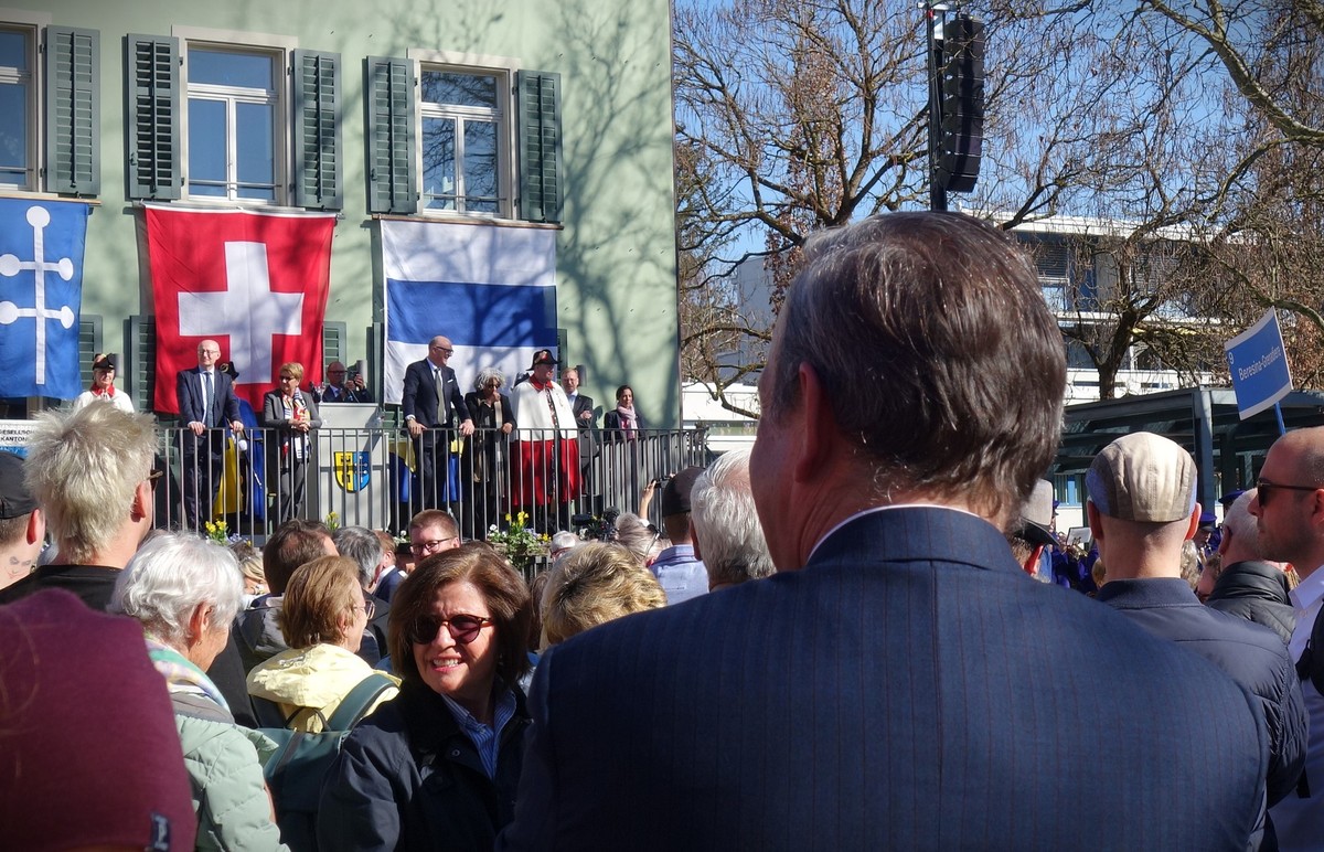 Mit dem abtretenden Mitte-Präsidenten Gerhard Pfister an der offiziellen Wahlfeier von neu gewählten Bundesrat Martin Pfister in Baar, Kanton Zug.