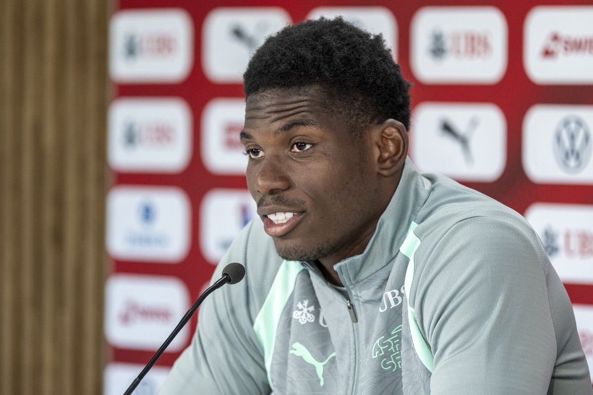 Spieler Breel Embolo von der Schweizer Fussball Nationalmannschaft spricht an einer Medienkonferenz beim WM26 Pre-Camp, am Samstag, 30. Mai 2026, im kybunpark in St. Gallen. (KEYSTONE/Peter Schneider)