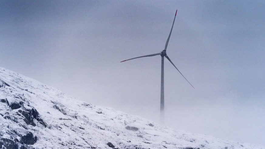 Ein der fuenf Windkraftanlagen mit einem 98 Meter hohen Mast und einem Rotor mit einer Spannweite von 92 Metern, die auf dem Gotthardpass stehen, aufgenommen in einem Schneesturm am Freitag, 30. Septe ...